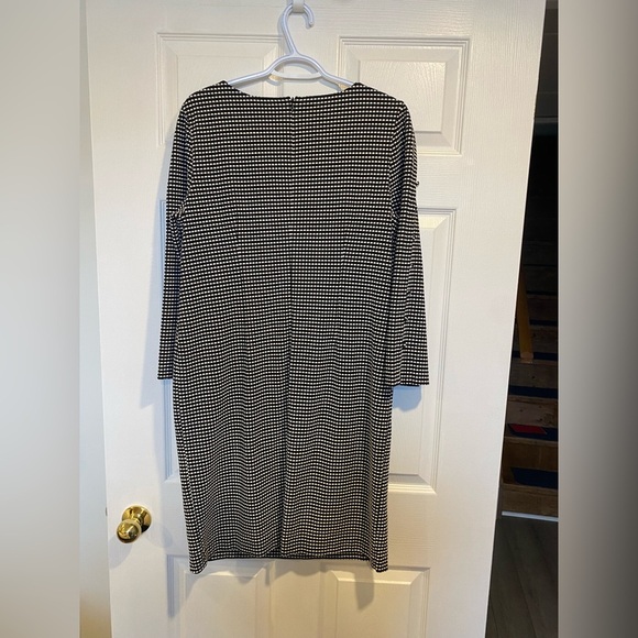 Chicos Button-Detail Jacquard Shift Dress P2P 21 inches - Picture 6 of 10